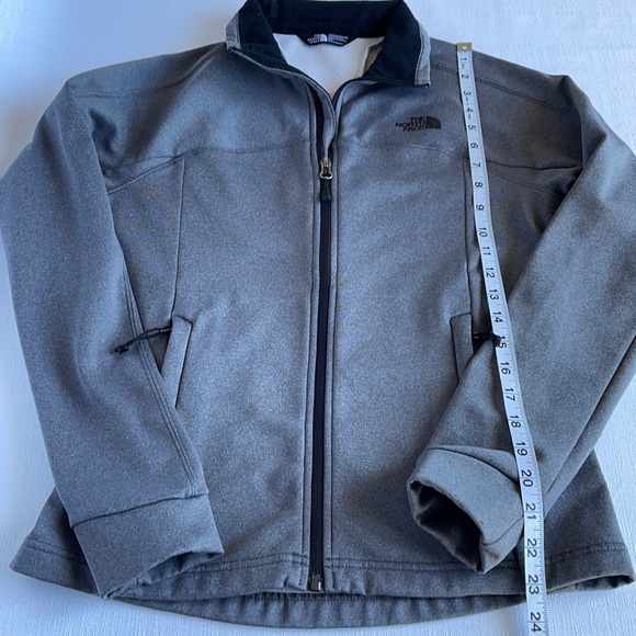Women zip up the north face jacket size small like new mint condition gray color